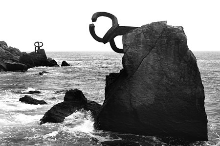 圣塞巴斯蒂安省Chilida生锈钢雕塑海岸海洋氧化物岩石梳子波浪海岸线纪念碑风度金属图片