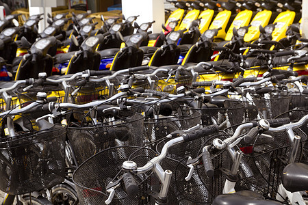 出租商店的单车和摩托车自行车行图片