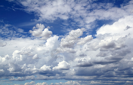 蓝色天空的天空 云层有戏剧性形状水分太阳气候阳光天气天蓝色墙纸云景季节晴天图片
