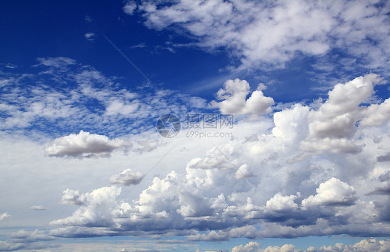 蓝色天空的天空 云层有戏剧性形状地平线云景阳光季节气氛天蓝色气候晴天太阳水分图片