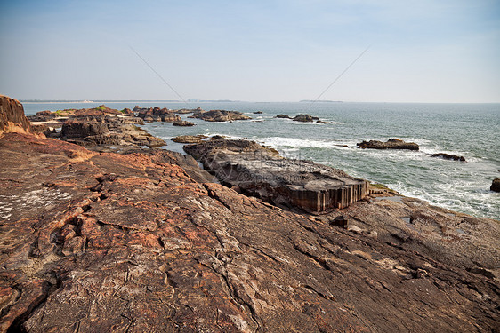 美丽的海洋海滩三叶草海岸石头吸引力岩石悬崖苔藓海岸线波浪风化图片