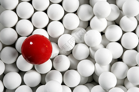 一个单打独斗的红球小白球图片