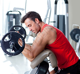 拥有运动体育馆体重训练设备的男子健美冒充重量俱乐部举重爱好建筑肌肉健身房专注图片