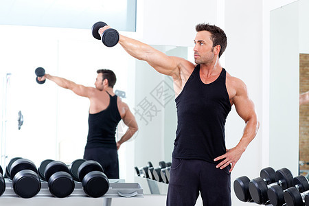 拥有运动体育馆体重训练设备的男子建筑重量培训师火车举重健身房运动员哑铃拉丁健美图片