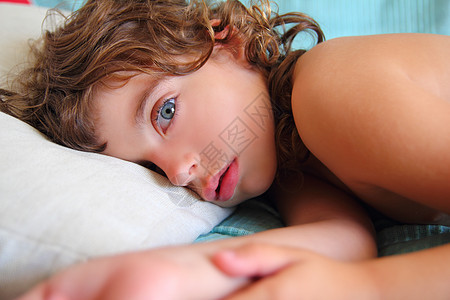 女孩用枕头照相机轻松放松就寝房间睡眠童年说谎孩子卷曲卧室睡衣蓝色图片