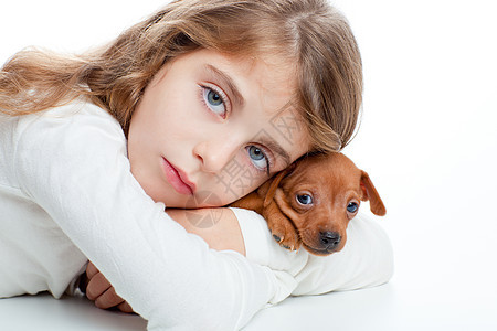 带着小皮猪宠物吉祥物狗的黑褐色女孩童年犬类幸福婴儿孩子们别针微笑眼睛棕褐色女性图片