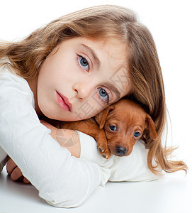 带着小皮猪宠物吉祥物狗的黑褐色女孩家庭婴儿蓝色孩子友谊犬类钳子孩子们小狗朋友图片