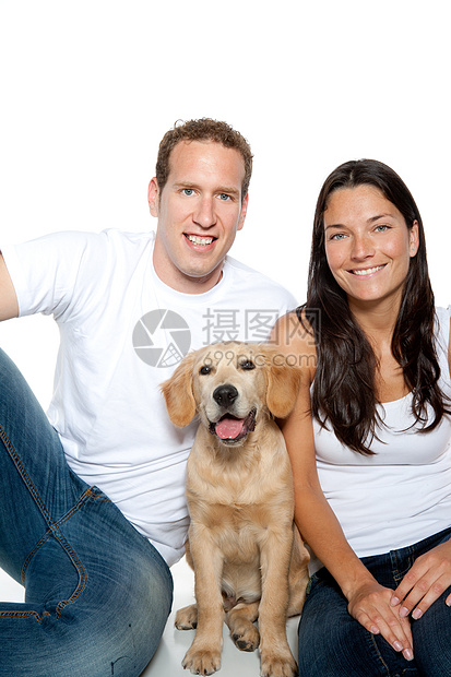 夫妻情侣在爱的小狗狗金色寻金器夫妻男人小狗吉祥物婴儿微笑眼睛宠物蓝色金发图片