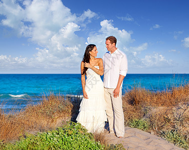在地中海海滩上相爱的情侣拥抱恋人男人情感婚礼男性妻子新娘海岸蓝色图片