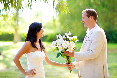 刚结婚的夫妻 男人拿着鲜花新娘花园婚礼已婚情感仪式套装玫瑰女孩婚姻图片