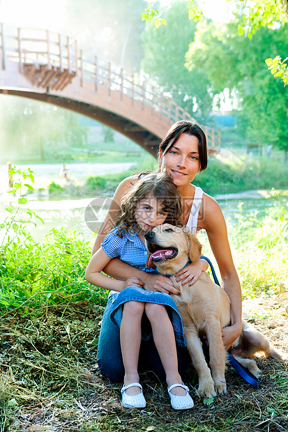 女儿和母亲有金色的采金机蓝色婴儿猎犬孩子犬类童年姐姐公园动物吉祥物图片