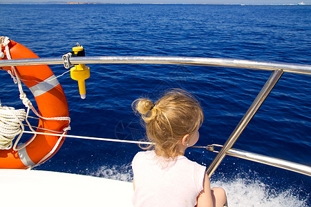 金发女孩后视风 乘船出航旅行运动假期蓝色甲板女性运输娱乐海洋导航图片