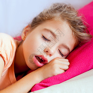 深沉睡的女童女孩近视肖像就寝手势睡衣女性枕头眼睛卷曲卧室孩子寝具图片