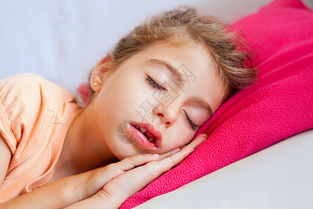 深沉睡的女童女孩近视肖像女孩枕头寝具女性软垫手势就寝睡衣房间唤醒图片