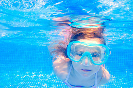 金发女孩在游泳池水下游泳图片