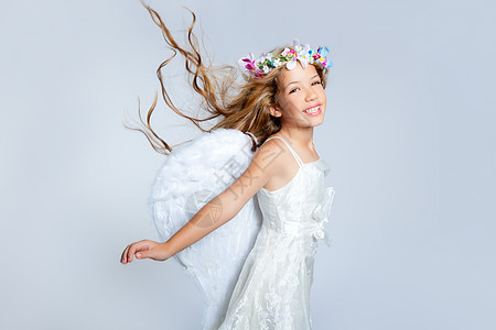 天使女孩在头发时装花冠上吹着女天使风孩子翅膀花朵幸福戏服孩子们童年喜悦女性快乐图片
