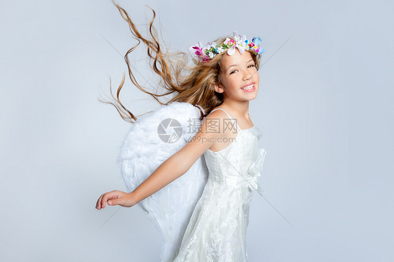 天使女孩在头发时装花冠上吹着女天使风孩子翅膀花朵幸福戏服孩子们童年喜悦女性快乐图片