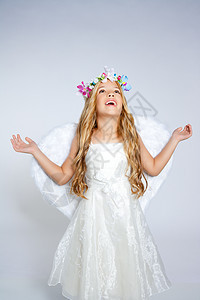 儿童天使女孩张开双手仰望天空女性快乐头发裙子戏服白色女孩手势翅膀童年图片