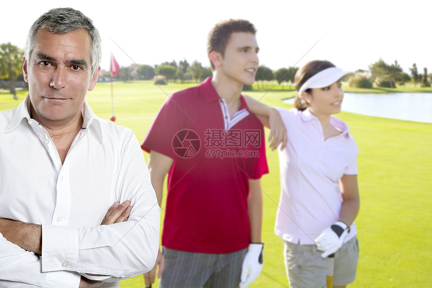 高尔夫高级高尔夫球手男子肖像在绿色户外男人友谊爱好朋友们课程场地玩家女孩假期闲暇图片