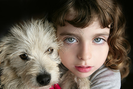 狗小狗宠物和女孩抱抱肖像 紧紧的蓝眼睛孩子蓝色犬类女性乐趣拥抱孩子们载体朋友童年图片