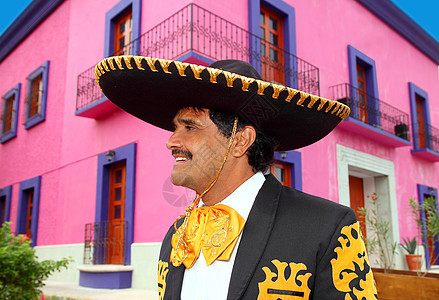 粉红房子里的肖像主义大男子帽子音乐歌手男性唱歌拉丁衣服男人图片