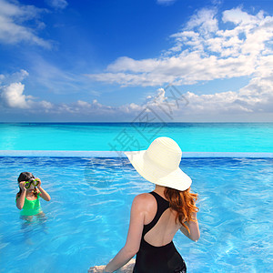 蓝游泳池caribbean查看母亲女儿热带泳装海洋游泳衣地平线海滩童年风镜情调女士图片