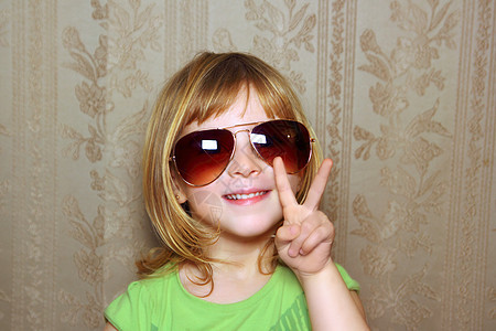 小女孩 有趣的太阳眼镜 手举着胜利的姿态女儿童年孩子们快乐女孩微笑孩子手势墙纸眼镜图片