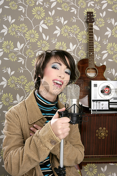 60年代女歌手 麦克风吉他音带记录乐器细绳家具音乐工作室黑发艺术家录音机夹克图片
