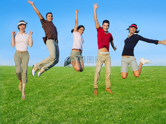 在草原上跳跃年轻人快乐的人群蓝色飞行女士天空微笑成功锻炼运动爱好享受图片