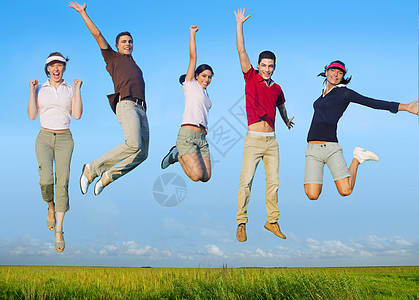 在草原上跳跃年轻人快乐的人群喜悦女孩们蓝色成功飞行场地男性草地天空锻炼图片