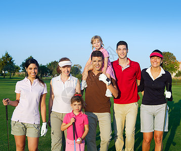 高尔夫课程学生有子女朋友小组俱乐部团体草地团队游戏运动女儿假期爱好父亲图片