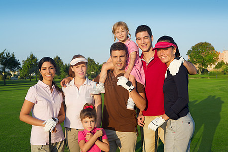 高尔夫课程学生有子女朋友小组高尔夫球假期团队场地草地父亲娱乐姐姐闲暇女儿图片