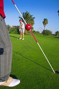 高尔夫女人打球 男人挂旗高尔夫球假期俱乐部锻炼女性小子爱好男性娱乐朋友们图片