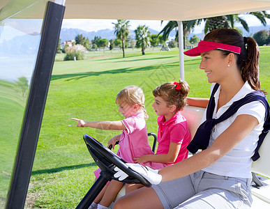 家庭母亲和女儿在buggy中场地孩子们团体游戏玩家手指团队高尔夫球爱好姐妹图片