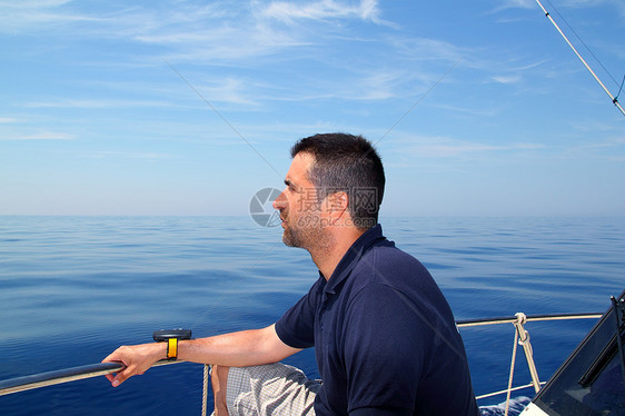 蓝蓝色平静的洋流水成人航行太阳甲板绳索导航天空旅行乐趣蓝色图片