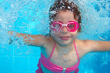 粉红色比基尼蓝色游泳池 Bink Bikini乐趣享受泳装幸福面具童年水池闲暇假期呼吸图片
