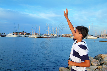 告别男孩在船码头上举手道别图片