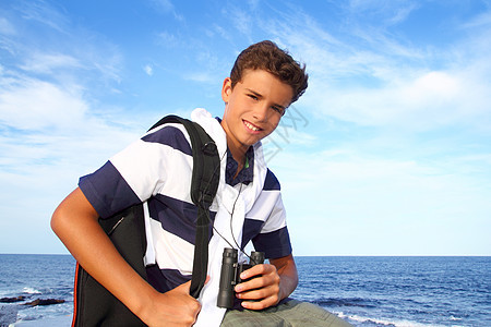 蓝沙滩的少年双目望远镜探险家闲暇海景男人青年海军海滩假期孩子学生男性图片