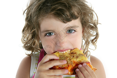 小女孩吃着饥饿的比萨饼特写肖像卷曲眼睛孩子午餐小吃女性营养童年食物享受图片