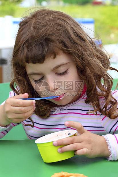 黑褐色的小女孩 吃冰淇淋奶油头发勺子小吃女孩幸福享受食物女性孩子们图片