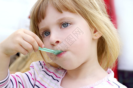 金发女孩 吃冰淇淋肖像营养孩子享受甜点食物女性童年蓝色喜悦乐趣图片