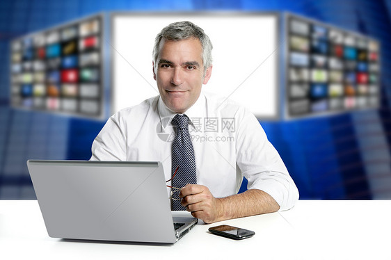 灰色头发电视新闻屏幕播放器管理人员商业经理人士办公室专家男性电脑技术主持人图片