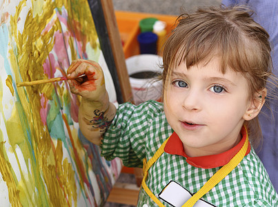 画水彩画肖像的小女孩小女孩孩子画家水彩幼儿园绘画工艺教育金发艺术家学习图片