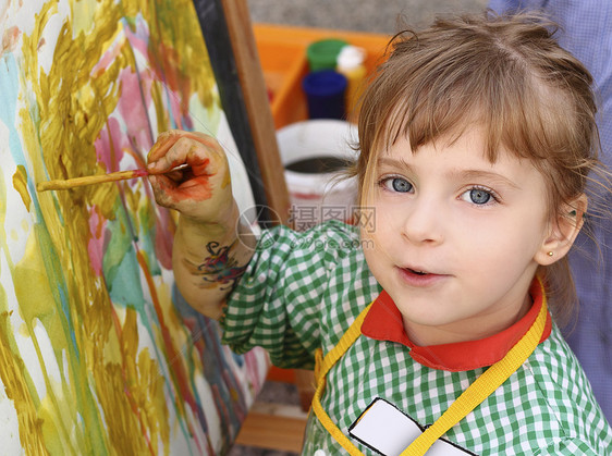 画水彩画肖像的小女孩小女孩孩子画家水彩幼儿园绘画工艺教育金发艺术家学习图片