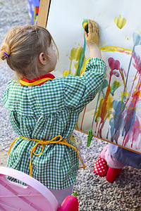 画抽象图画的小女孩女艺术家小女孩喜悦公园童年画家绘画刷子教育学习幼儿园乐趣图片