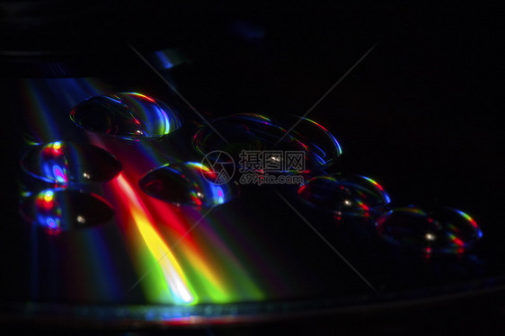 带水滴和彩虹的CD光盘图片