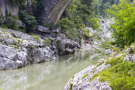 斯洛文尼亚索卡河旅行岩石流动吸引力荒野森林娱乐运动溪流木板图片
