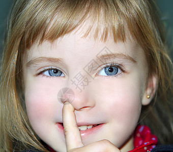 金发小金发女孩用鼻子手势画手指图片