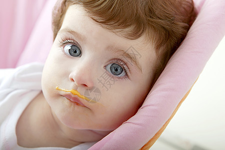 婴儿吃粥的神之口生活幸福孩子女孩金发稀饭蓝色眼睛女儿皮肤图片