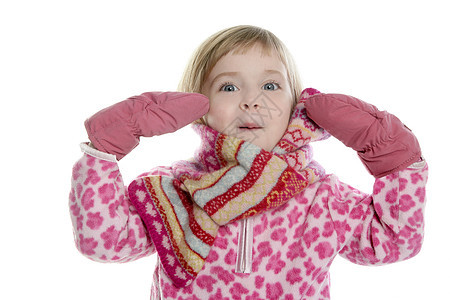 带粉色围巾和手套的金发女孩女性眼睛乐趣幸福孩子微笑婴儿季节喜悦外套图片